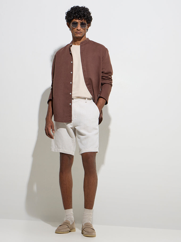 westisde Ascot Men's Off-White Relaxed-Fit Mid-Rise Cotton-Blend Shorts for Casual Wear Full Model View