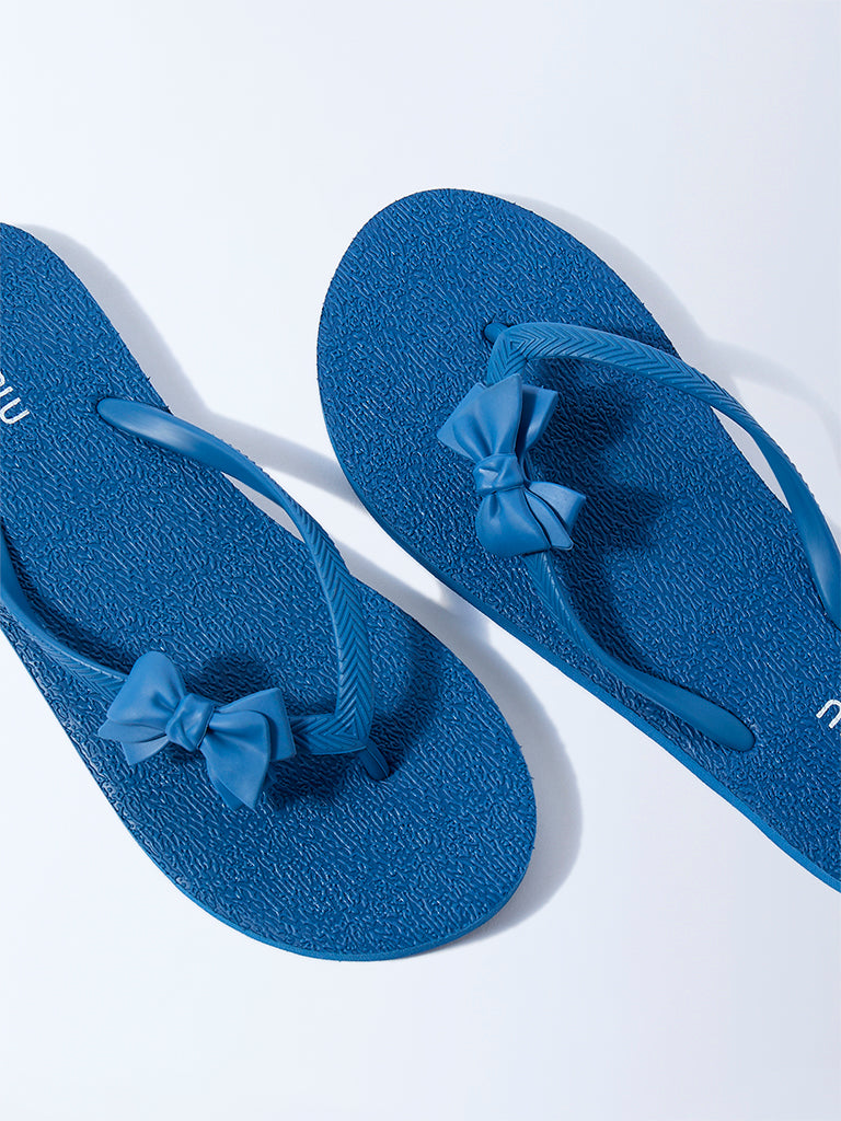Westside LUNA BLU Women's Blue Bow-Detailed Flip-Flops Zoomed View