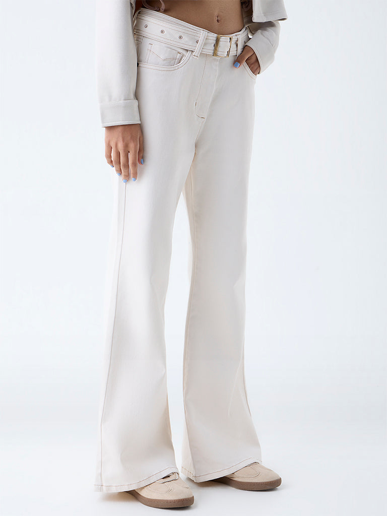 Nuon Off-White Mid-Rise Bootcut Jeans with Belt