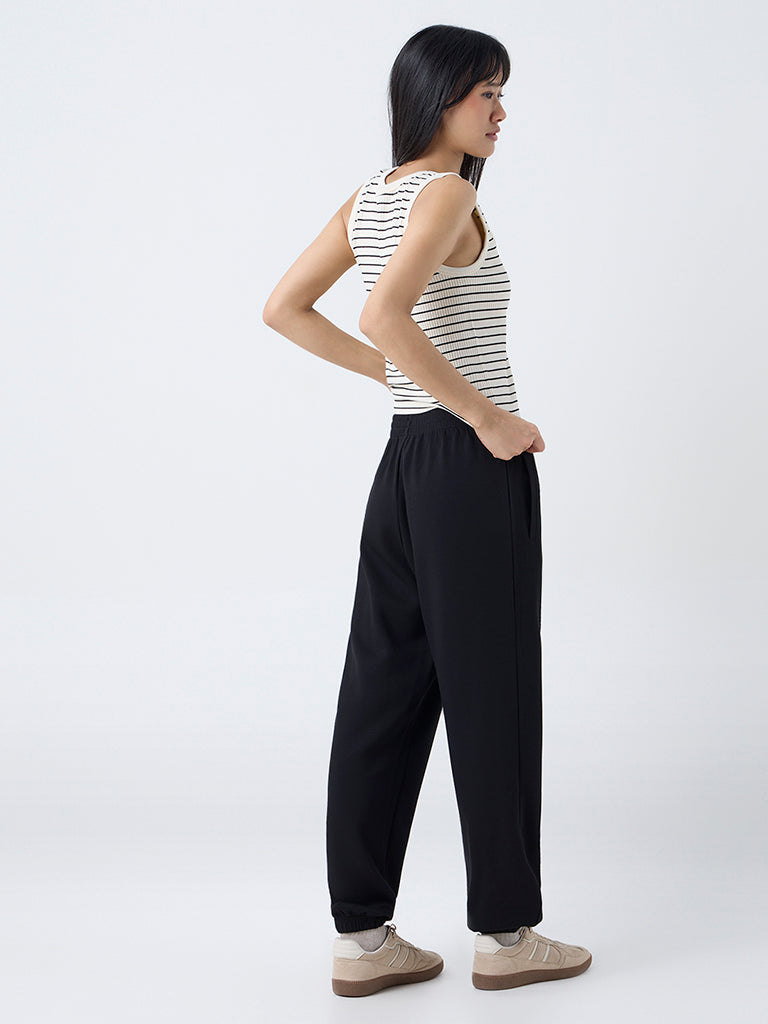 Nuoflexx Black Solid High-Rise Joggers