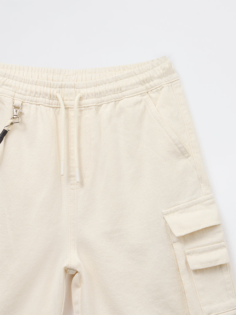 Boys Off-White Mid-Rise Cotton Shorts with Chain