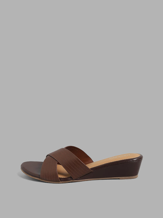 LUNA BLU Solid Brown Cross-Strap Sandals