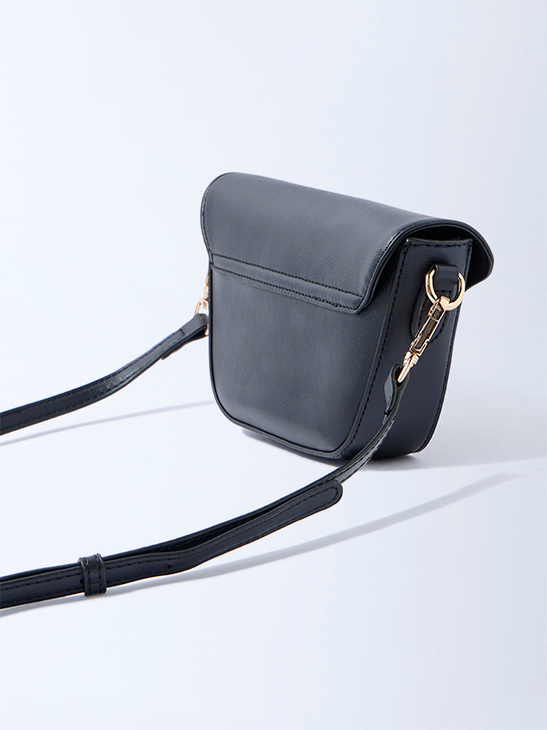 Westside Black Hardware-Detailed Sling Bag