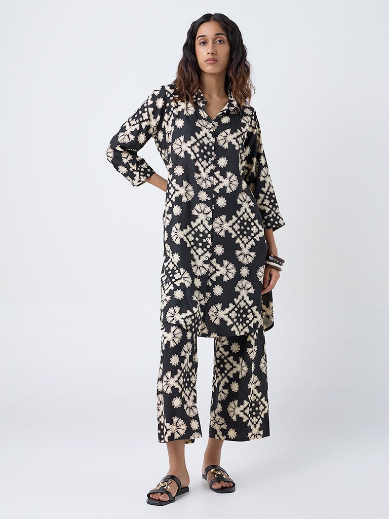Utsa Black Geometric Printed Pants