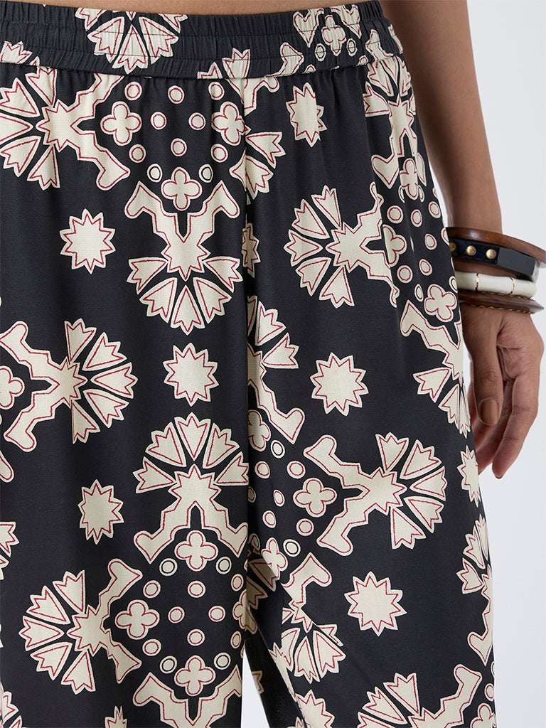 Utsa Black Geometric Printed Pants