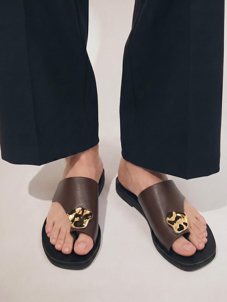 LUNA BLU Brown Toe Ring Metal Detailed Sandals