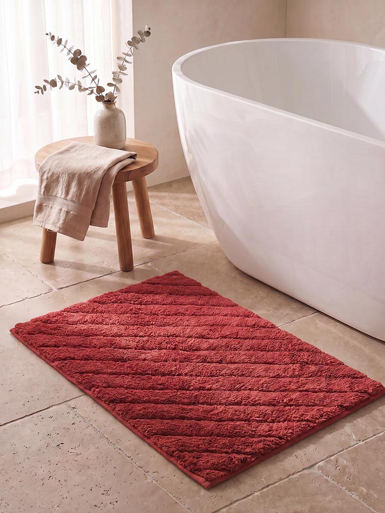 Westside Home Red Diagonal Striped Bath Mat