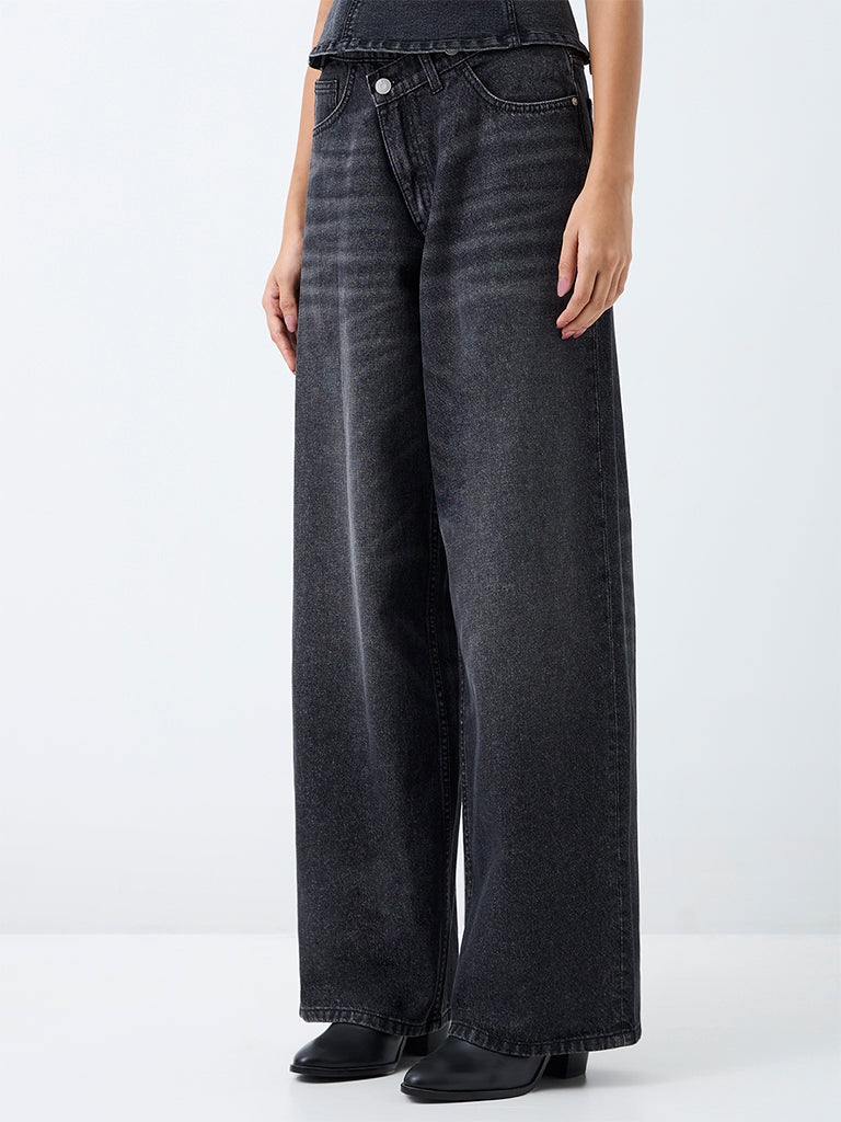 Nuon Black Wash High-Rise Barrel Jeans