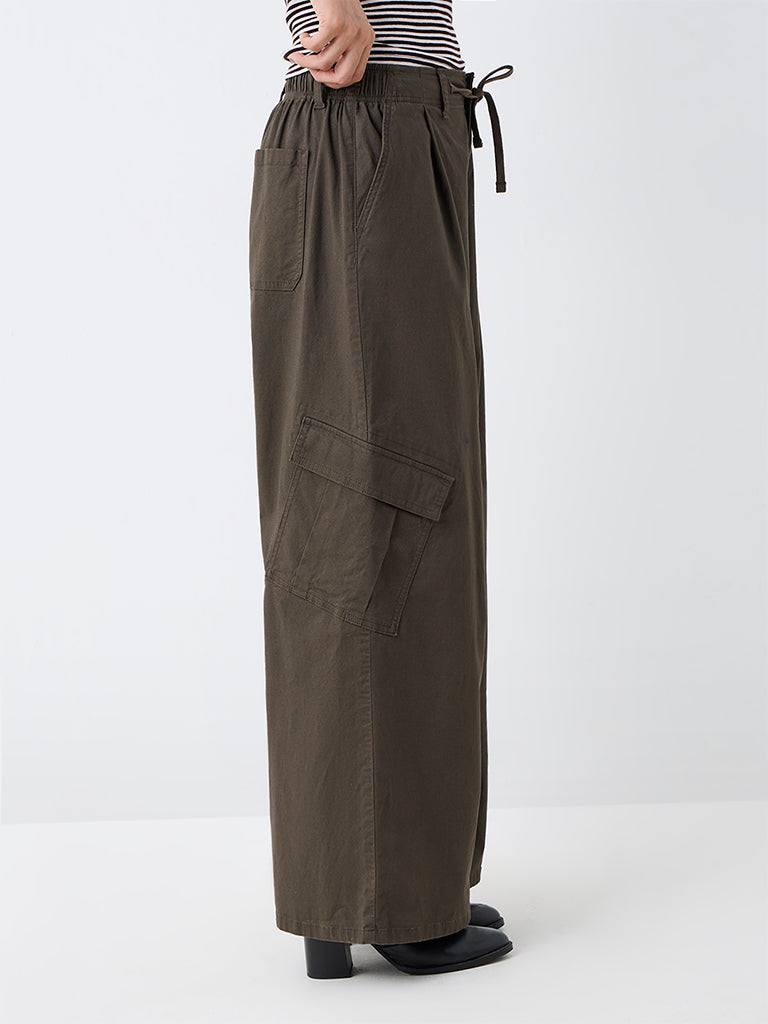 Nuon Dark Olive Solid Cargo-Style Cotton Trousers