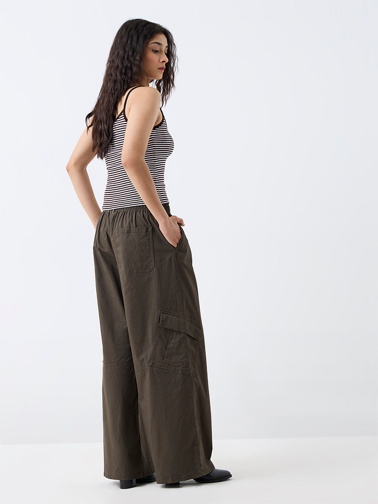 Nuon Dark Olive Solid Cargo-Style Cotton Trousers
